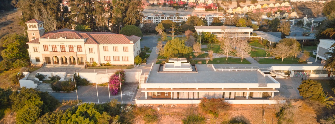 Imagen decorativa frontis casa central ULS, campus andres bello