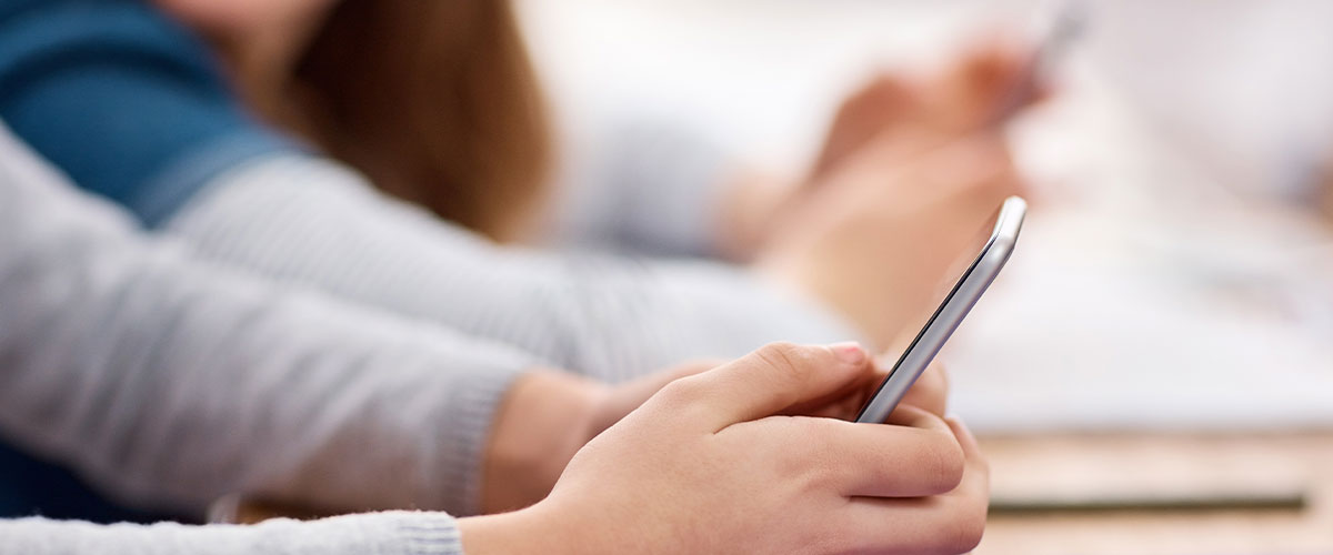 Celulares en el aula: académicos analizan el impacto y los desafíos de su uso en la educación escolar