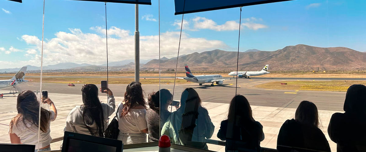 Estudiantes de Ingeniería en Administración de Empresas conocieron en terreno la operación del Aeropuerto La Florida de La Serena