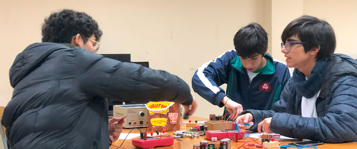 Laboratorios del proyecto OCRE enseñan sobre Lego robótica y experimentos de física