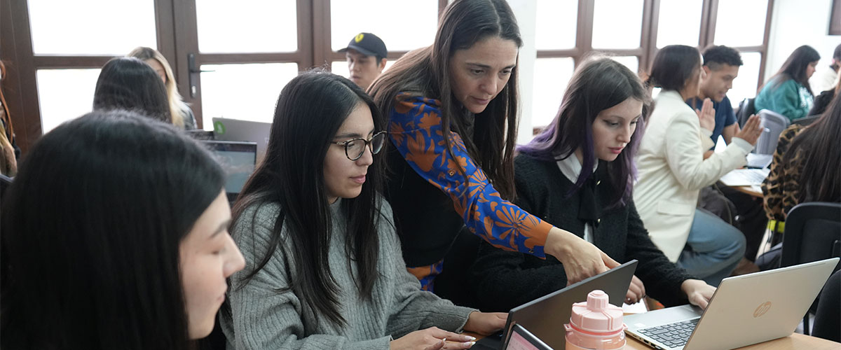 Egresados de Administración de Empresas fortalecen sus competencias laborales en taller sobre Inteligencia Artificial 