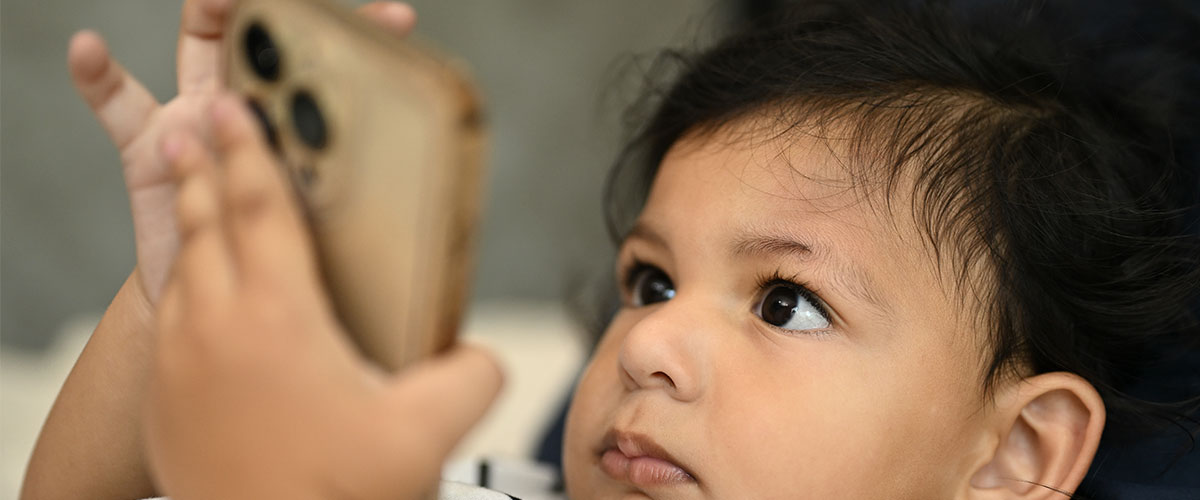 Mal dormir y depresión: Advierten efectos del exceso en el uso de pantallas en niños y adolescentes