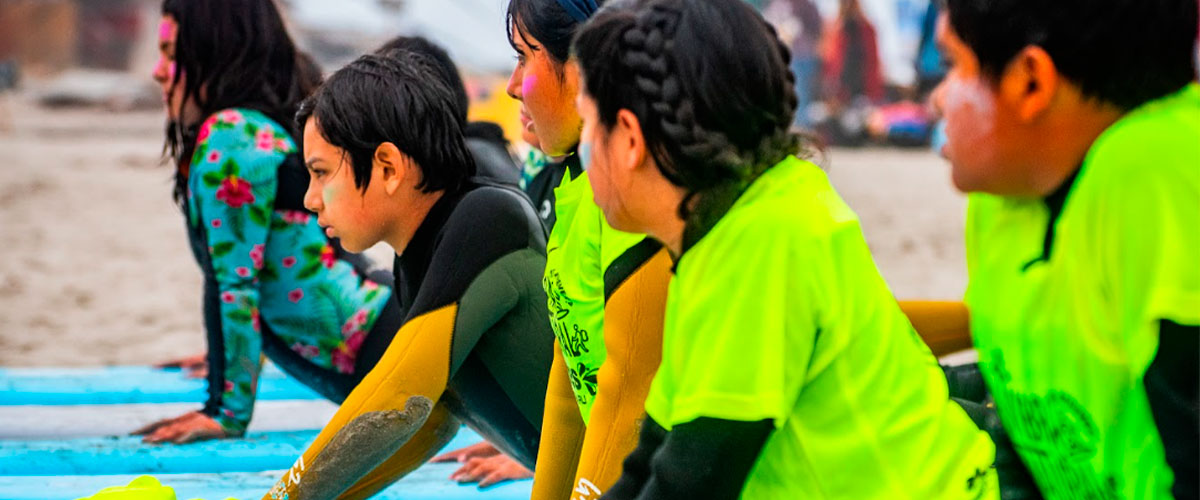 Alumni USerena utiliza Surf Therapy para sanar la mente y el cuerpo con la ayuda de las olas