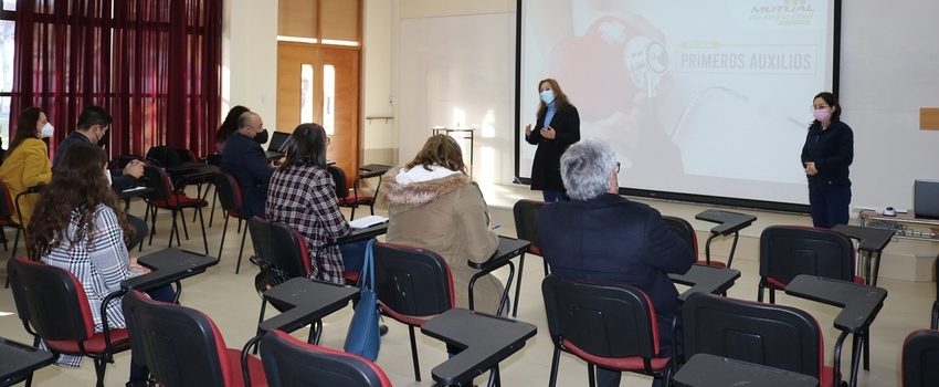 Académicos y funcionarios FACSEJ realizan curso de primeros auxilios