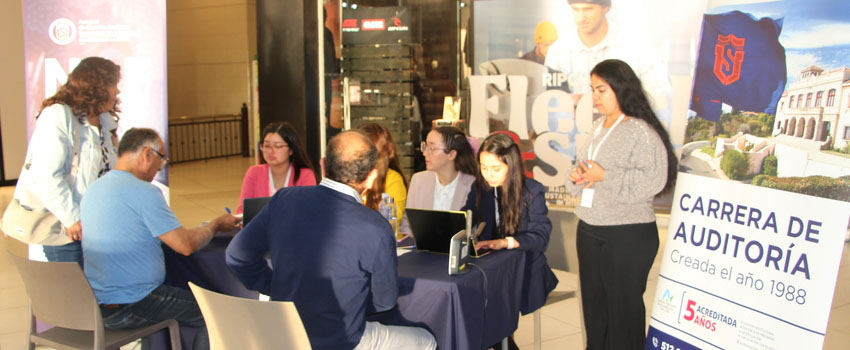 Estudiantes de Auditoría orientan a contribuyentes para su declaración de renta 2023 