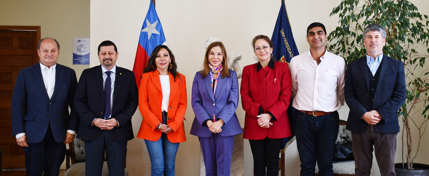 Rectora recibe saludo protocolar de la Asociación de Profesionales ULS 