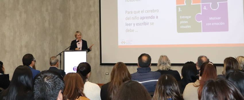 Prestigiosa experta británica en neurociencia y educación dicta conferencia sobre lectoescritura 