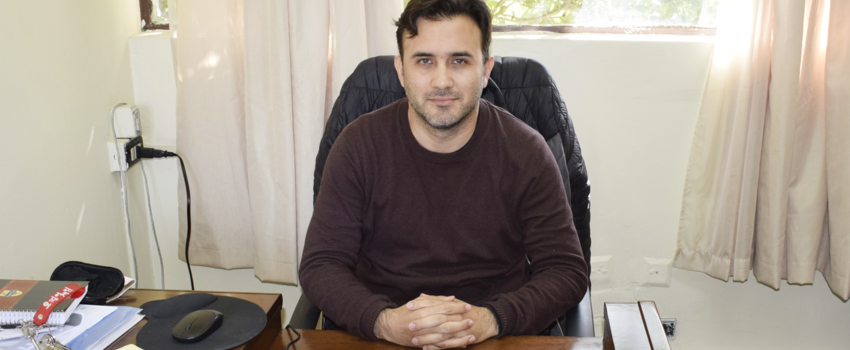 Académico publica artículo sobre impacto de discursos de los medios en identidad docente en revista internacional