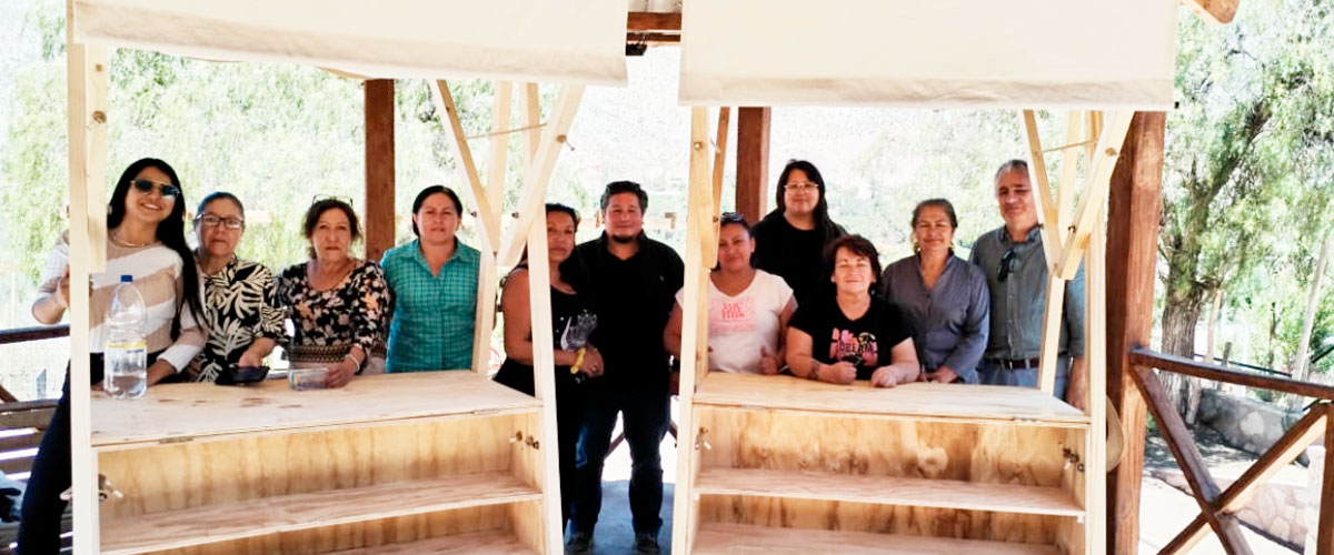 Escuela de Diseño entrega prototipos de módulos expositivos a artesanas de Río Hurtado