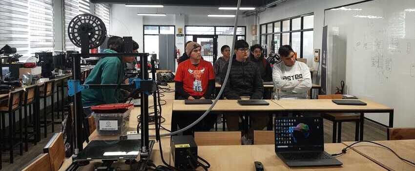 Profesores y estudiantes del CFT Estatal Región de Coquimbo participan en talleres FABLAB 
