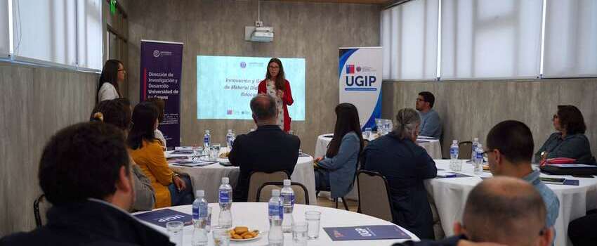 Académicos participan en taller que busca fortalecer el área disciplinar didáctica 