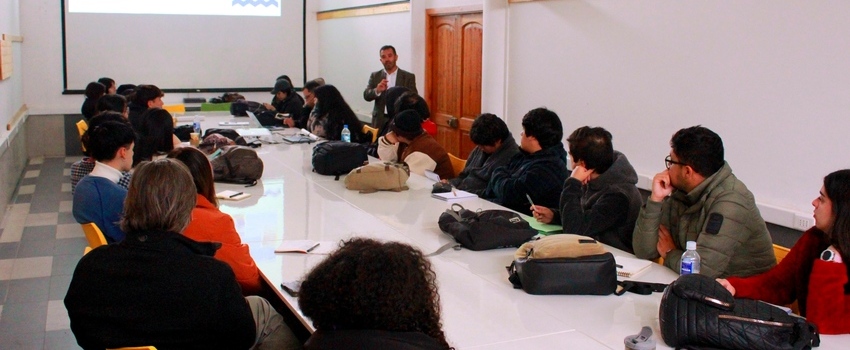 Seremi de Vivienda y Urbanismo presenta el Plan de Emergencia Habitacional a estudiantes de Arquitectura 