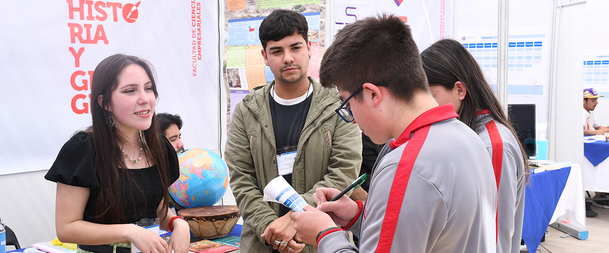 Imagen de estudiantes en Expo ULS