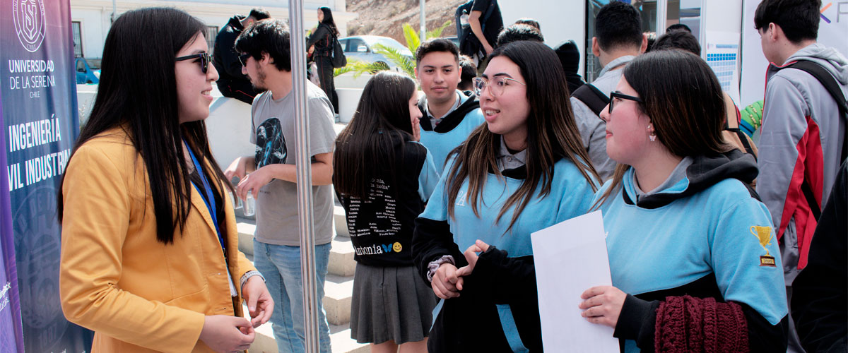 Imagen de estudiantes en EXPO ULS