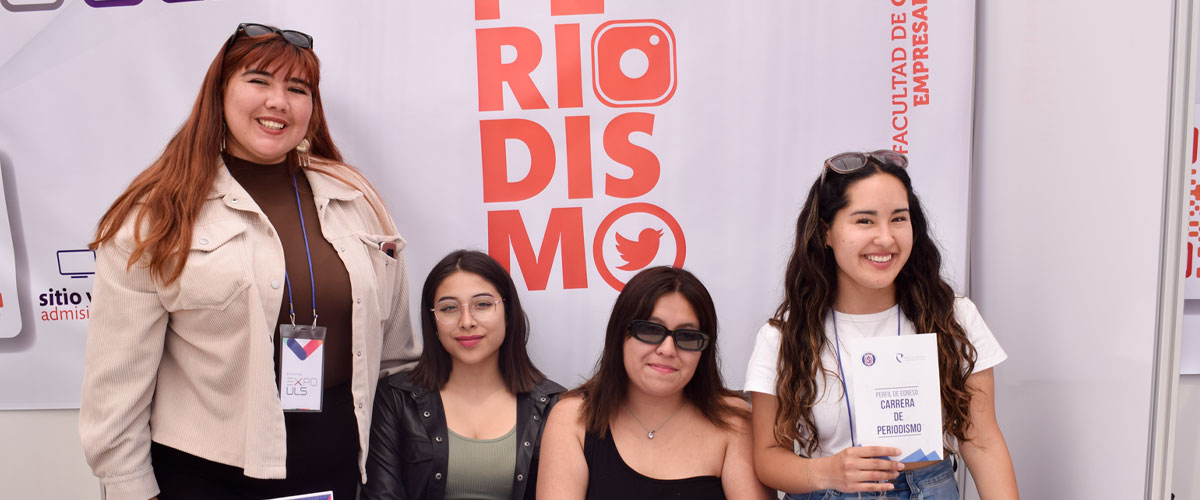 Imagen de estudiantes de Periodismo en EXPO ULS