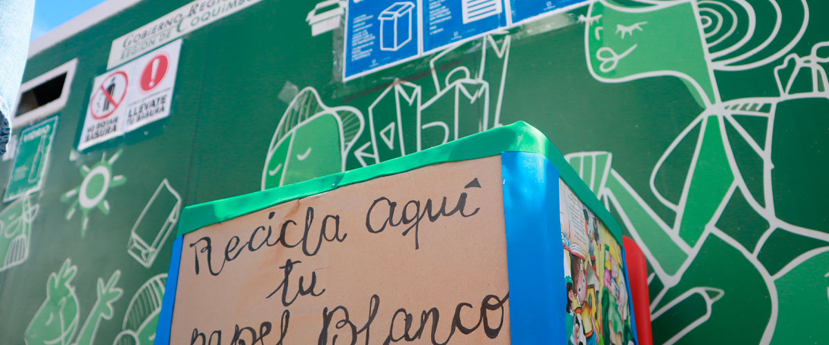 Comunidad universitaria presente en instalación de punto limpio móvil