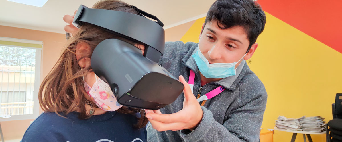 Imagen de niña con gafas de realidad aumentada