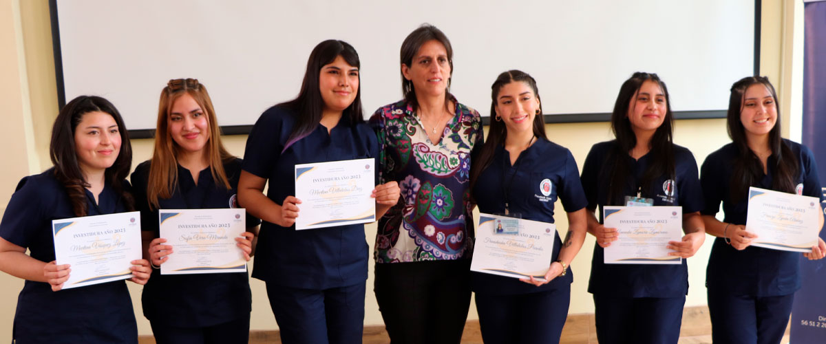 Con ceremonia de investidura, estudiantes de Enfermería dan inicio a sus prácticas clínicas 