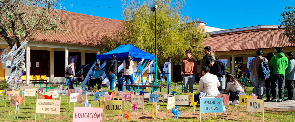 Imagen feria en campus E. Molina Garmendia