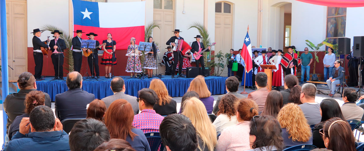 Imagen de baile de cueca y público