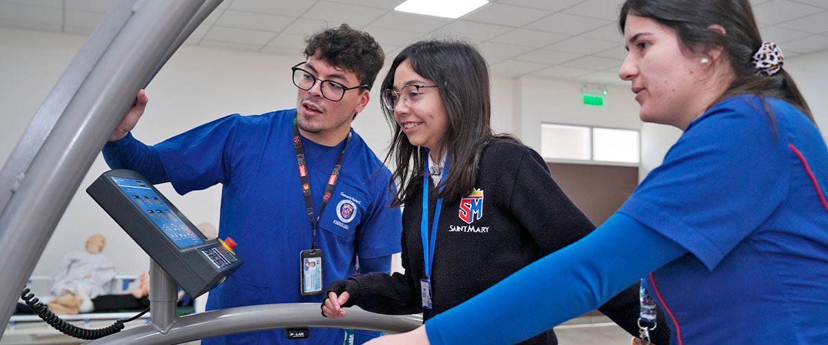 Colegios conocen la ciencia que hay detrás de las carreras de salud 