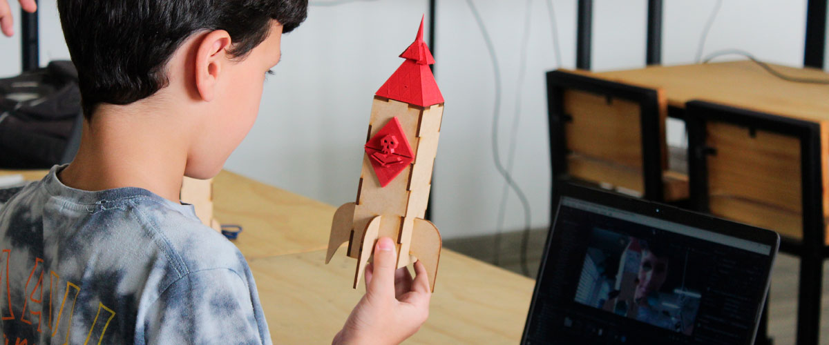 Niños y adolescentes participan en “Into the Fablabverse”