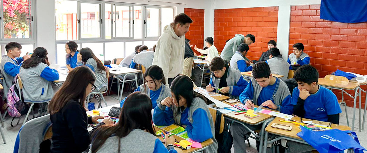 A través del Proyecto Conecta ULS, académicos y estudiantes de Ingeniería Civil Industrial realizaron dos talleres en el Colegio Irma Salas