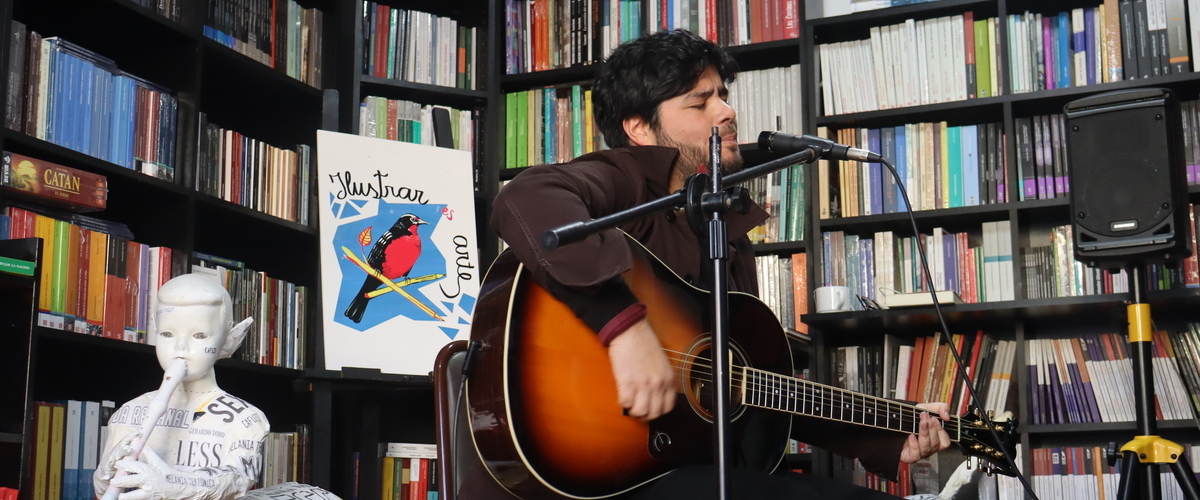 Estudiante ofreció íntimo concierto entre la magia de los libros y estanterías de Casa Editorial USerena