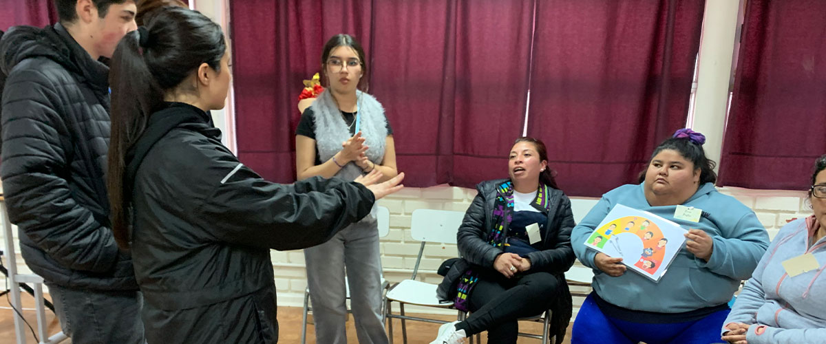 Funcionarios del Colegio Santa Cecilia participaron en jornada de autocuidado y aprendieron técnicas para manejar el estrés entregadas por estudiantes ULS