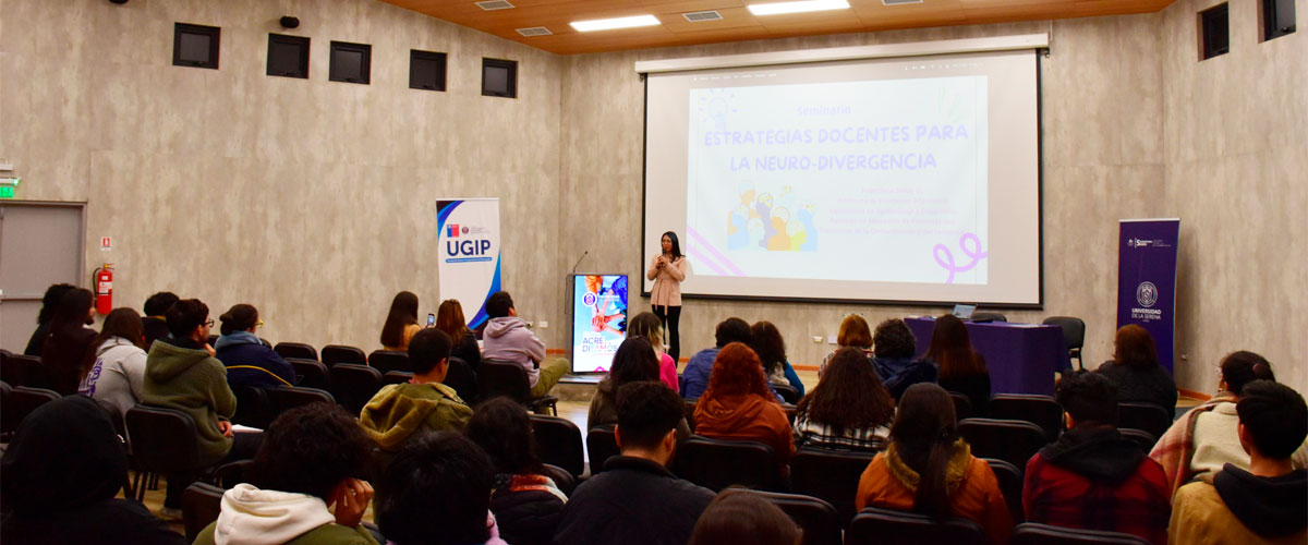 Especialista en educación diferencial se reunió con estudiantes de pedagogía para abordar la neuro-divergencia en las aulas