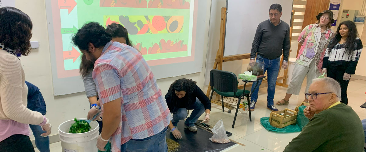 Pedagogía en Biología realizó taller de compostaje 