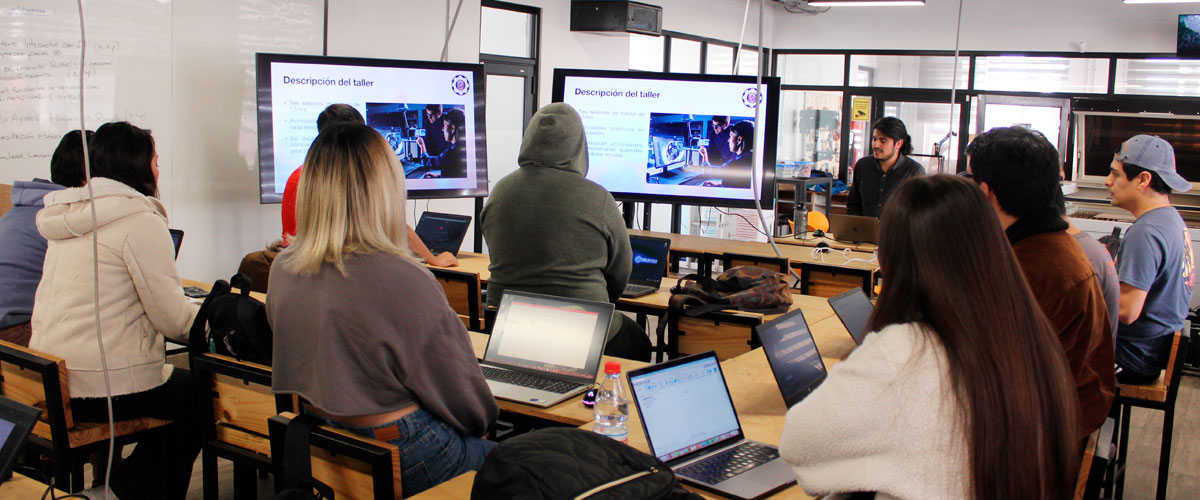 Estudiantes y funcionarios USerena participan en nuevo taller de diseño 3D