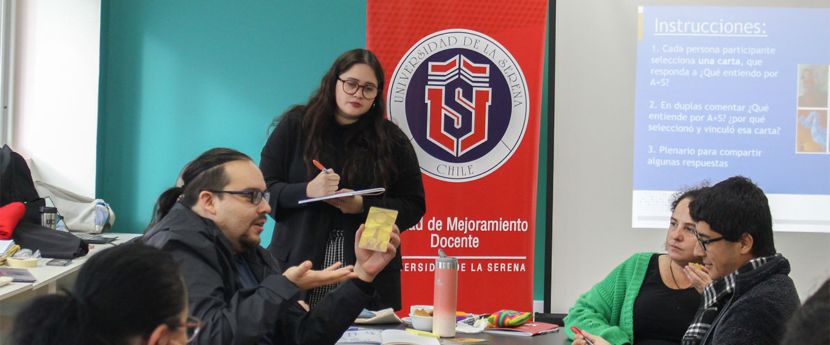 Académicos participan en curso sobre metodología de enseñanza-aprendizaje que promueve la responsabilidad social