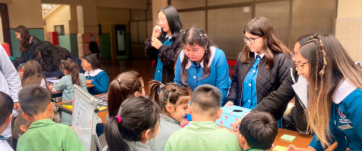 Estudiantes de Pedagogía General Básica junto a la Biblioteca Irma Salas celebraron la magia de la lectura con la comunidad del Colegio Santa Marta